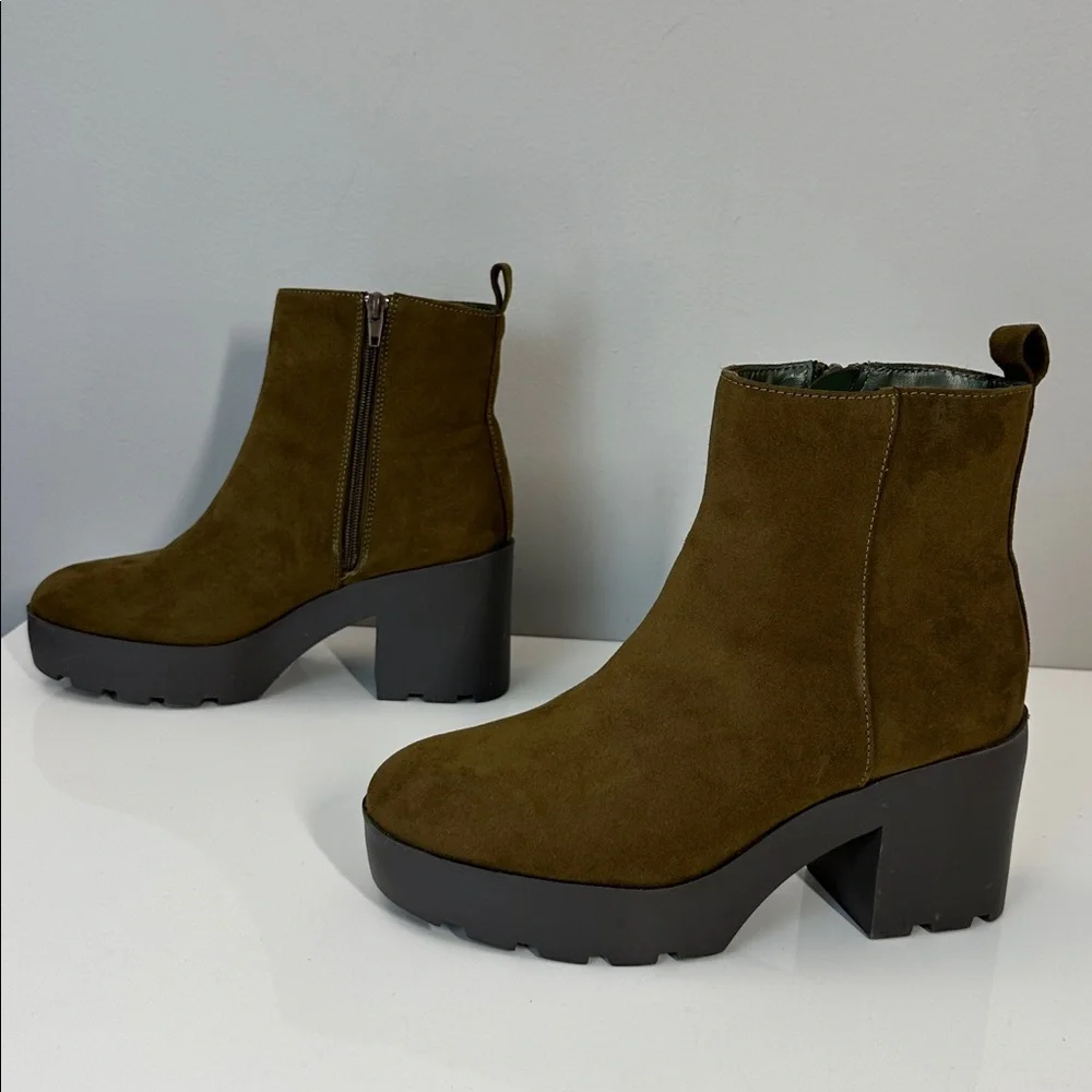 Journee Collection Cassidy‎ Lug Sole Faux Suede Booties Size 8